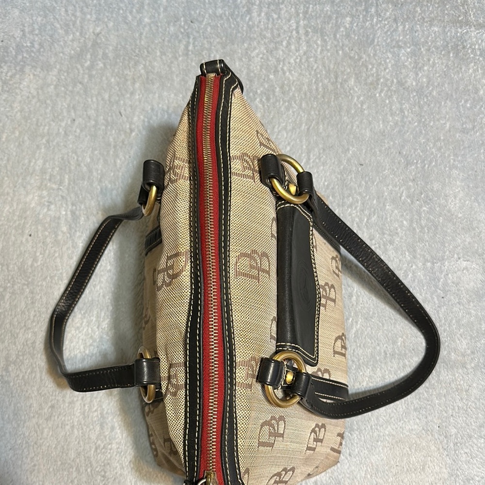 Dooney & Bourke Black and Tan Shoulder Bag with Classic Design - Picture 5 of 14